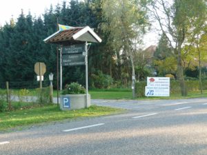 26. De ingang van camping De Vlierhof in het buitengebied van Eibergen waar de Jappe wordt herbouwd.