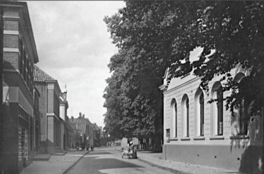 Grotestraat Eibergen met oude gemeentehuis